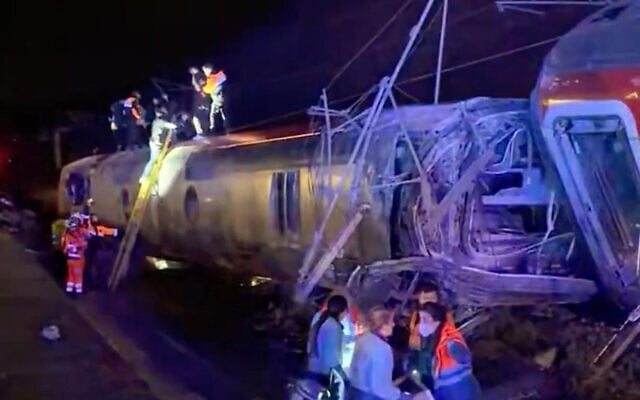 This video grab taken from UGC images posted on social media and verified by AFPTV teams in Madrid, shows emergency personnel working after a train accident in Adamuz, southern Spain, on January 18, 2026 (UGC / @eleanorinthesky (via X) / AFP)