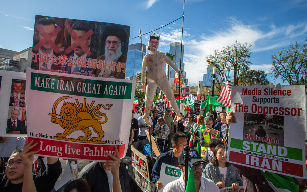 Members of the Iranian community and supporters hold a doll representing the Iranian Supreme Leader Ali Khamenei on gallows while other hold signs and pre-regime Iranian flags during a 'Solidarity with the People of Iran' event in front of City Hall in Downtown on January 18, 2026 in Los Angeles, California (Apu Gomes / GETTY IMAGES NORTH AMERICA / Getty Images via AFP)