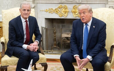 US President Donald Trump (R) holds a bilateral meeting with Prime Minister of Norway Jonas Gahr Store in the Oval Office of the White House in Washington, DC, on April 24, 2025. (SAUL LOEB / AFP)