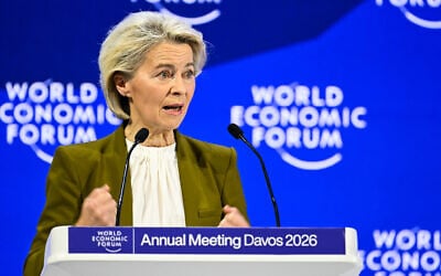 European Commission President Ursula von der Leyen gestures as she delivers a speech during the World Economic Forum (WEF) annual meeting in Davos on January 20, 2026. (Fabrice COFFRINI / AFP)