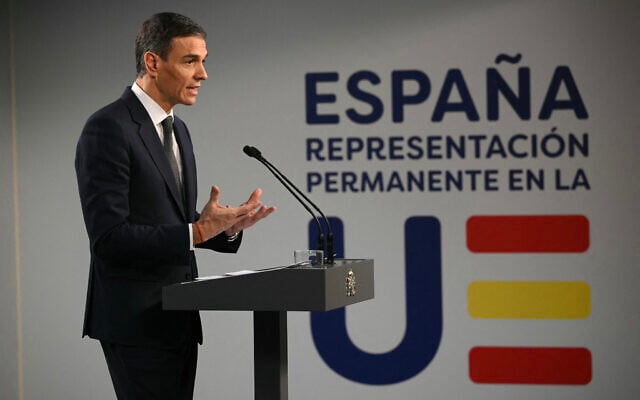 Spain's Prime Minister Pedro Sanchez delivers a speech for a closing press conference after an emergency meeting of the European Council, at the European headquarters in Brussels, Belgium, on January 22, 2026. (NICOLAS TUCAT / AFP)