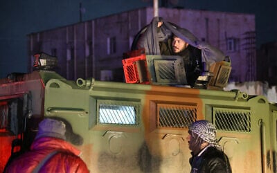 Kurdish-led Syrian Democratic Forces (SDF) forces withdraw from al-Aktan prison on the outskirts of the northeastern city of Raqqa, bound for Kobane, on January 23, 2026. (Bakr ALKASEM / AFP)