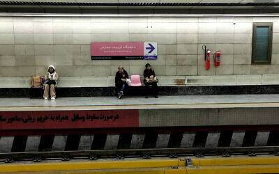 Commuters wait for their train at a metro station in Iran's capital Tehran on January 24, 2026. (ATTA KENARE / AFP)