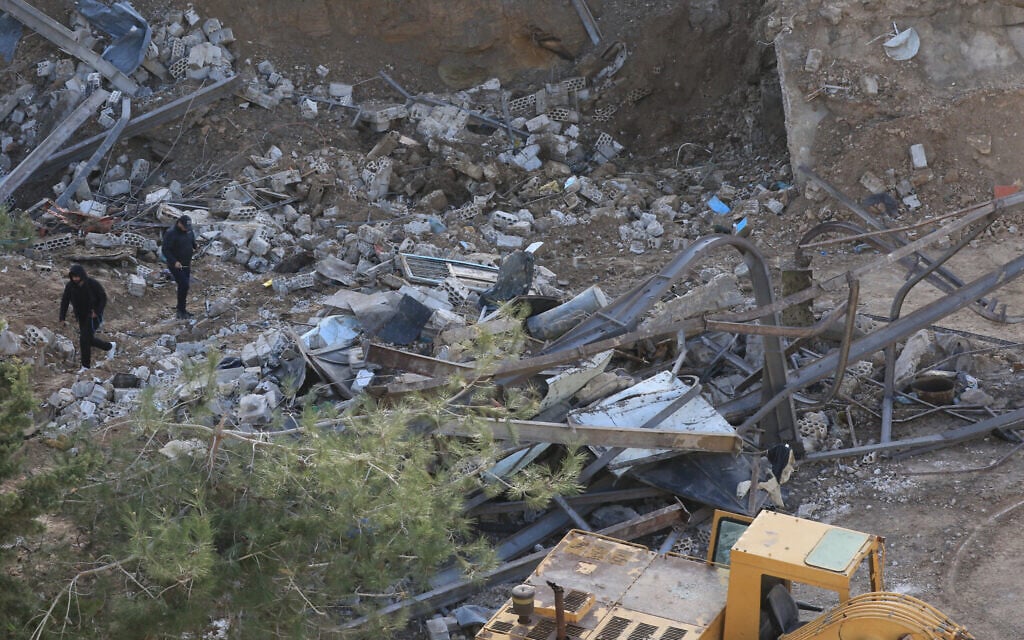 The site of an Israeli airstrike that targeted a building in the southern Lebanese village of Kfar Dounine, on January 25, 2026. (Mahmoud ZAYYAT / AFP)