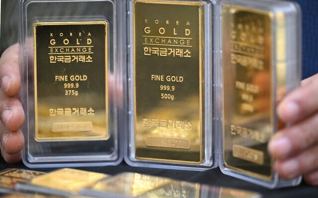 An employee displays gold bars at a store of the Korea Gold Exchange in Seoul on January 26, 2026. (Photo by Jung Yeon-je / AFP) An employee displays gold bars at a store of the Korea Gold Exchange in Seoul on January 26, 2026. (Photo by Jung Yeon-je / AFP)