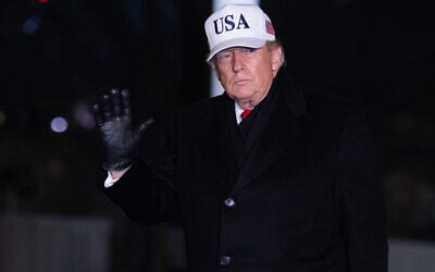 US President Donald Trump waves as he walks across the South Lawn after arriving on Marine One at the White House in Washington, DC, January 27, 2026, following a trip to Iowa. (SAUL LOEB / AFP)