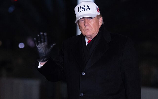 US President Donald Trump waves as he walks across the South Lawn after arriving on Marine One at the White House in Washington, DC, January 27, 2026, following a trip to Iowa. (SAUL LOEB / AFP)
