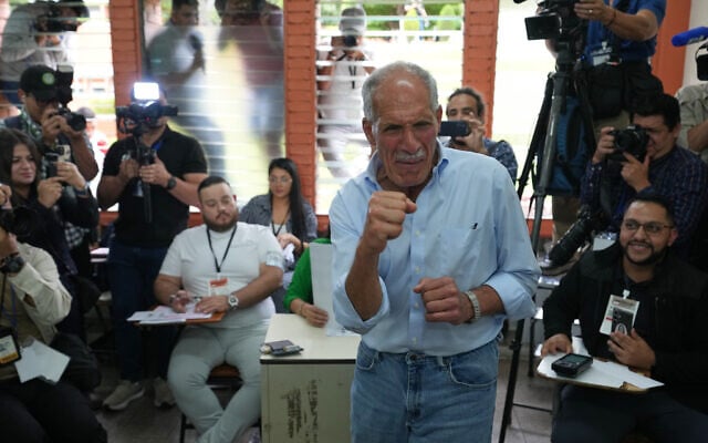 Nasry Asfura gestures during general elections in Tegucigalpa, Honduras, November 30, 2025. (AP/Moises Castillo)