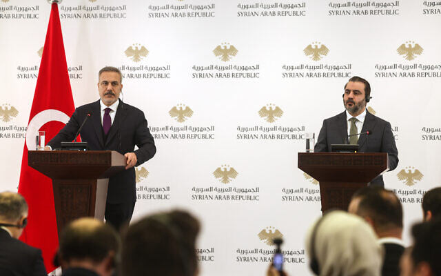 Turkish Foreign Minister Hakan Fidan, (left) and his Syrian counterpart Asaad al-Shibani hold a joint news conference after their meeting in Damascus, Syria, December 22, 2025. (AP/Ghaith Alsayed)