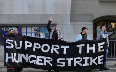 Protesters demonstrate outside The Old Bailey court in London, where four Palestine Action activists are to appear in court charged over a break-in at RAF Brize Norton on June 20 in which aircraft were damaged with spraypaint, Friday, Jan. 16, 2026. (AP Photo/Kirsty Wigglesworth)