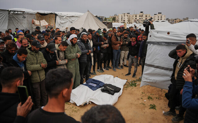 Mourners pray over the bodies of the Palestinian journalists Abd Shaat and Anas Ghoneim who were killed in an Israeli strike on an Egyptian committee's vehicle, during their funeral in Khan Younis, southern Gaza Strip, Thursday, Jan. 22, 2026. (AP Photo/Abdel Kareem Hana) Mourners pray over the bodies of the Palestinian journalists Abd Shaat and Anas Ghoneim who were killed in an Israeli strike on an Egyptian committee's vehicle, during their funeral in Khan Younis, southern Gaza Strip, Thursday, Jan. 22, 2026. (AP Photo/Abdel Kareem Hana)