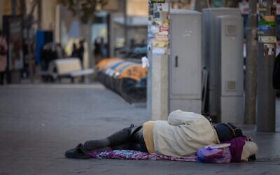 A homeless person in the streets of Jerusalem, December 18, 2024. (Chaim Goldberg/FLASH90)