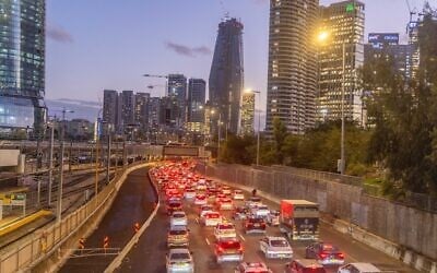 Traffic on the Ayalon Highway in Tel Aviv, December 29, 2025. (Yossi Aloni/FLASH90)