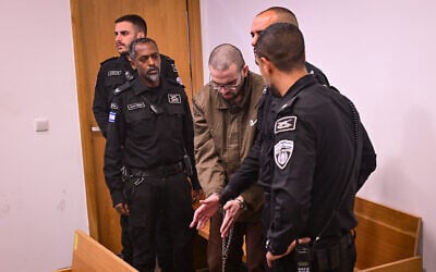 Ibrahim Shalhoub (center), who carried out a deadly terror stabbing in Herzliya, arrives to hear his sentence at the Tel Aviv District Court, January 4, 2026. (Avshalom Sassoni/Flash90)