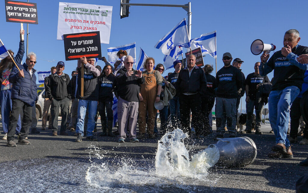 Farmers demonstrate against the milk reform at HaGoma Junction, January 5, 2026. (Ayal Margolin/Flash90)