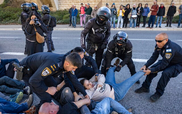 Protesters block a road and clash with police during a demonstration against the government outside the Supreme Court in Jerusalem, January 7, 2026. (Chaim Goldberg/Flash90)