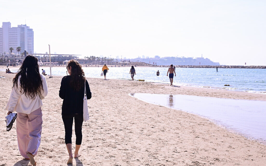 The beach in Tel Aviv on a warm winter day, January 8, 2026. (Avshalom Sassoni/FLASH90)