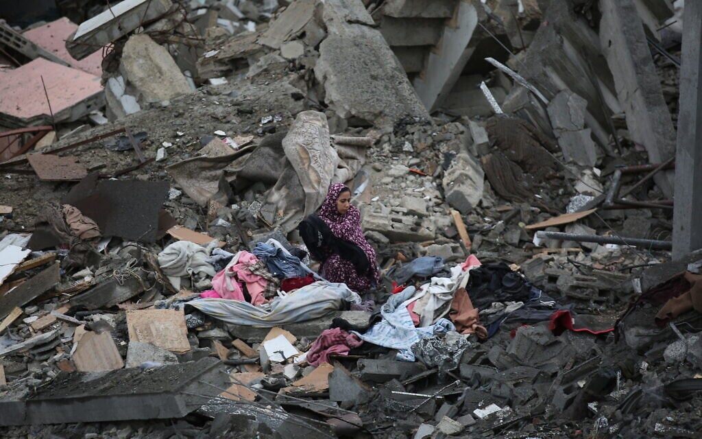 Palestinians at the site of an Israeli airstrike in Gaza City, January 9, 2026. (Ali Hassan/Flash90)