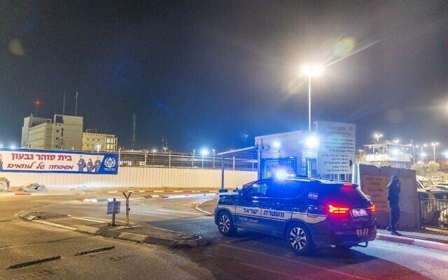 A police vehicle is seen near Ayalon Prison, in the central city of Ramle, on January 8, 2026. (Yossi Aloni/Flash90)