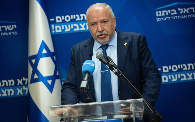 O presidente do partido Yisrael Beytenu, Avigdor Lieberman, lidera uma reunião de facção no Knesset, em Jerusalém, em 12 de janeiro de 2026. (Yonatan Sindel/Flash90) O presidente do partido Yisrael Beytenu, Avigdor Lieberman, lidera uma reunião de facção no Knesset, em Jerusalém, em 12 de janeiro de 2026. (Yonatan Sindel/Flash90)