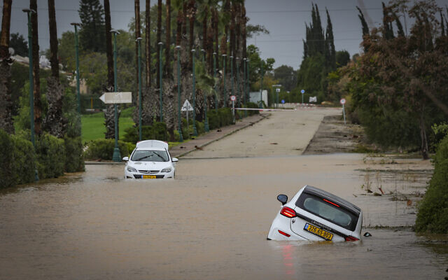 Cars are seen stranded in floodwaters following heavy rains outside Yinon, southern Israel, January 13, 2026 (Flash90)