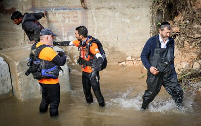 Rescue forces search for a missing man who was caught in the Nahal Modi'in stream during a storm near the settlement of Modi’in Illit, January 15, 2026. (Jonathan Shaul/Flash90)