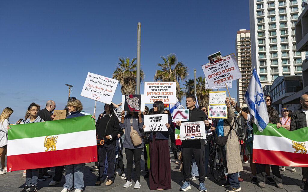 Israelis protest in support of the Iranian people near the US Embassy Branch Office in Tel Aviv, January 16, 2026 (Chaim Goldberg/Flash90)