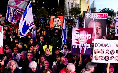 People attend a protest against Prime Minister Benjamin Netanyahu and his government at Habima Square in Tel Aviv, on January 17, 2026. (Avshalom Sassoni/Flash90)
