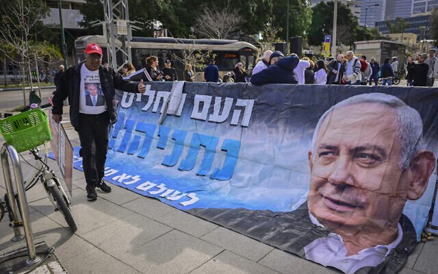 Activists demonstrate in support of  Prime Minister Benjamin Netanyahu outside the District Court in Tel Aviv, during his trial, January 20, 2026 (Avshalom Sassoni/Flash90)