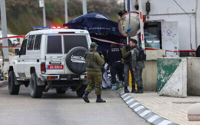 Israeli security forces at the scene of an attempted stabbing attack at the "Tunnels" checkpoint, near Jerusalem, January 28, 2026. (Jamal Awad/Flash90)