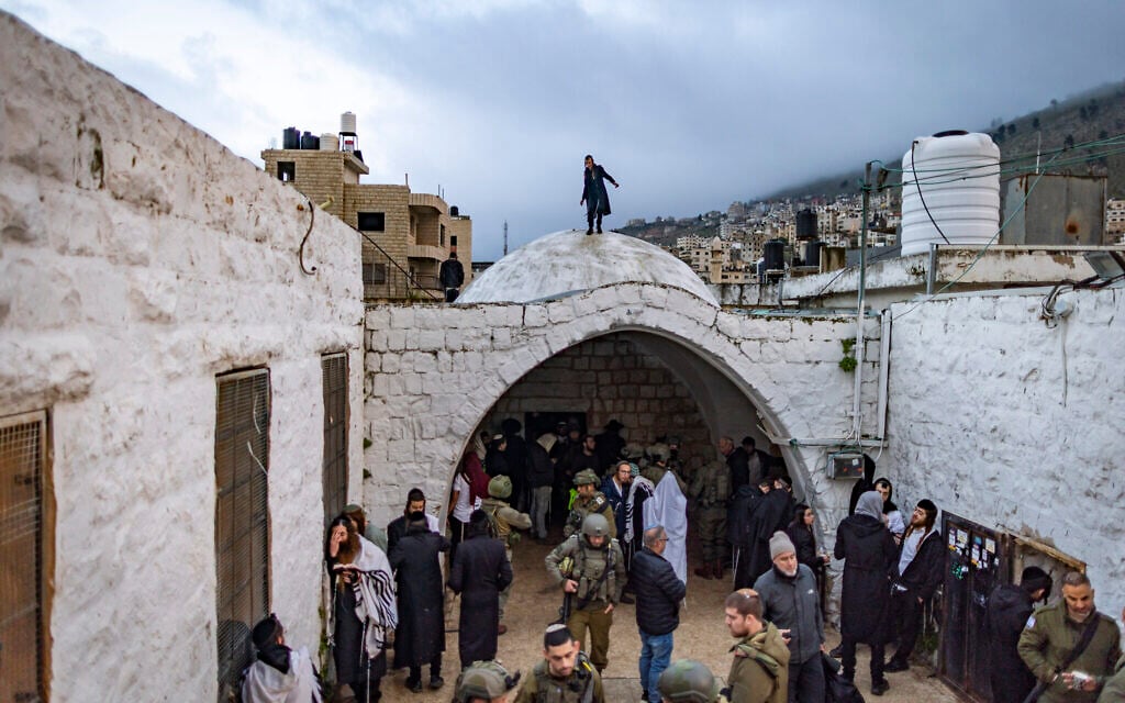 Israeli security forces guard while Jews visit and pray at Joseph’s Tomb in Nablus, in the West Bank, early on January 29, 2026 (Chaim Goldberg/Flash90)