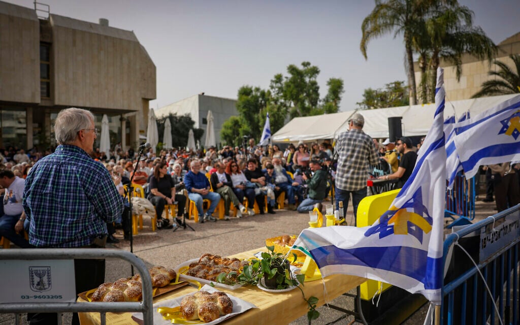 People attend the final Kabbalat Shabbat service at Hostages Square in Tel Aviv, marking the first Shabbat since 2014 without any hostages in Gaza, on January 30, 2026. (Miriam Alster/Flash90)