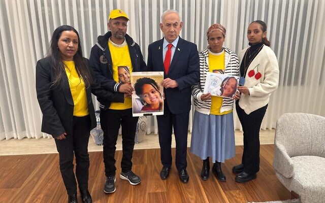 Prime Minister Benajmin Netanyahu meets with the family of Haymanut Kasau, who went missing in February 2024, in his office on January 5, 2026. (Prime Minister's Office)