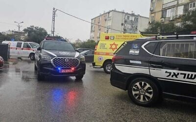 Paramedics and police at the scene of a suspected murder in Kiryat Yam on January 1, 2026. (Magen David Adom)