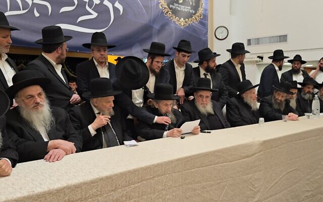 Rabbi Dov Lando addresses a gathering in honor of two draft dodgers released from prison in Bnei Brak, January 4, 2026. (Shuki Lerner via Lando’s spokesman)