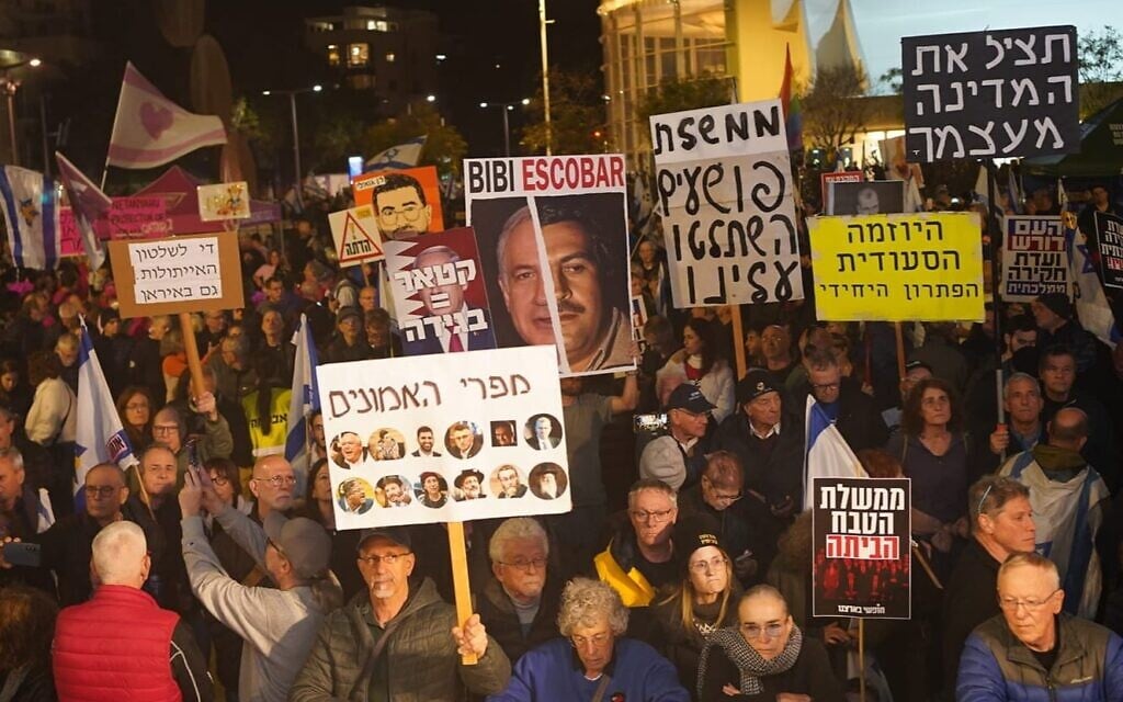 Protesters at Tel Aviv's Habima Square on January 17, 2026. (Dana Reany/Israeli Pro-Democracy Movement)