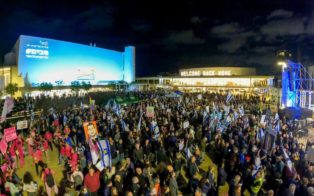 A large crowd of protesters gathers at Tel Aviv's Habima Square for a weekly anti-government protest on January 17, 2026. (Gilad Furst/Israeli Pro-Democracy Movement)