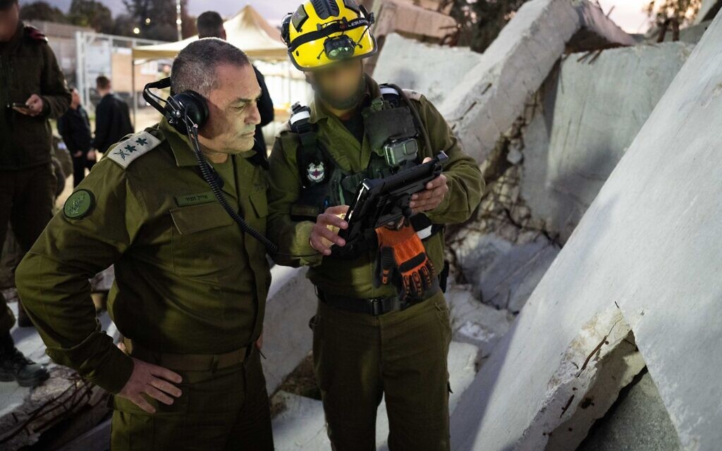 IDF Chief of Staff Lt. Gen. Eyal Zamir (left) speaks to an officer at the Home Front Command headquarters in Ramle, January 19, 2026. (Israel Defense Forces)