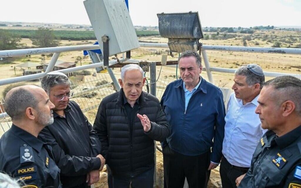 Prime Minister Benjamin Netanyahu tours the Negev with ministers and top security officials, January 7, 2026. (Kobi Gideon/GPO)