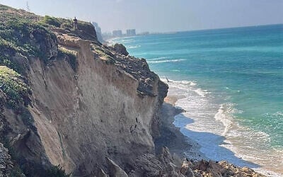 Cliff collapse at Sidna Ali Beach in Herzliya, February 21, 2026. (Assaf Nissenbaum/Israel Nature and Parks Authority)