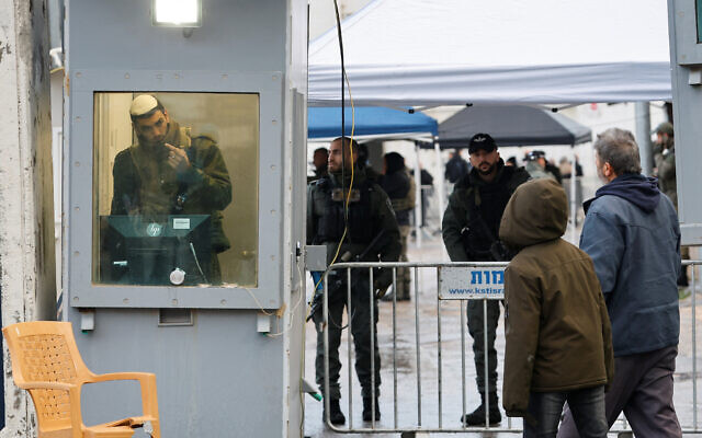 Palestinians make their way through an Israeli checkpoint to the Al-Aqsa compound, also known as Temple Mount, in Jerusalem's Old City, in Bethlehem, February 27, 2026. (REUTERS/Mussa Qawasma)