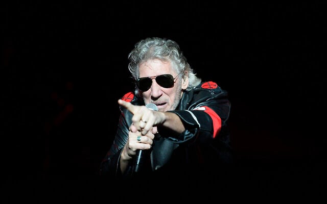 Roger Waters performs on stage during his 'The Wall' show at the Olympic stadium in Berlin on September 4, 2013. (ODD ANDERSEN / AFP)