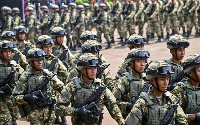 Illustrative: Indonesian troops attend a handover ceremony at the Ministry of Defense in Jakarta on October 22, 2024 (JUNI KRISWANTO / AFP) Illustrative: Indonesian troops attend a handover ceremony at the Ministry of Defense in Jakarta on October 22, 2024 (JUNI KRISWANTO / AFP)