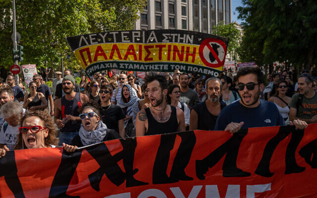 Protesters chant slogans and hold banners as they take part in a demonstration against Israel's campaign in Gaza, in Athens on September 20, 2025. (Angelos TZORTZINIS / AFP) Protesters chant slogans and hold banners as they take part in a demonstration against Israel's campaign in Gaza, in Athens on September 20, 2025. (Angelos TZORTZINIS / AFP)