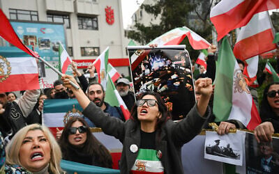 Anti-Iranian regime protesters in Yalova, Turkey on January 16, 2026. (YASIN AKGUL / AFP) Anti-Iranian regime protesters in Yalova, Turkey on January 16, 2026. (YASIN AKGUL / AFP)