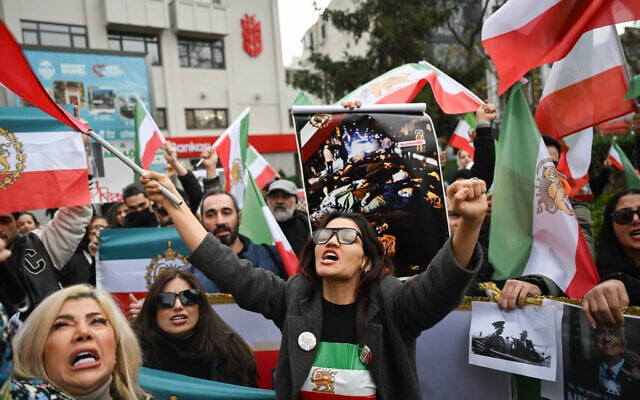 Anti-Iranian regime protesters in Yalova, Turkey on January 16, 2026. (YASIN AKGUL / AFP) Anti-Iranian regime protesters in Yalova, Turkey on January 16, 2026. (YASIN AKGUL / AFP)