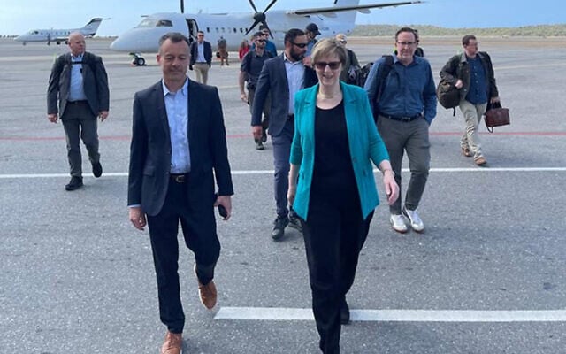 Handout picture released by the US Embassy / Venezuela Affairs Unit showing the new head of the United States diplomatic mission for Venezuela Laura Dogu (C) walking upon arrival to Maiquetia International Airport after arriving from Bogota, in Maiquetia, La Guaira state, Venezuela on January 31, 2025. (Handout / US Embassy / Venezuela Affairs Unit / AFP) Handout picture released by the US Embassy / Venezuela Affairs Unit showing the new head of the United States diplomatic mission for Venezuela Laura Dogu (C) walking upon arrival to Maiquetia International Airport after arriving from Bogota, in Maiquetia, La Guaira state, Venezuela on January 31, 2025. (Handout / US Embassy / Venezuela Affairs Unit / AFP)