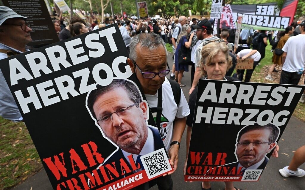 Anti-Israel protesters gather in front of a police station in Surry Hills in Sydney on February 10, 2026, to condemn the police crackdown on protesters demonstrating against President Isaac Herzog's visit to Australia. (Saeed KHAN / AFP) Anti-Israel protesters gather in front of a police station in Surry Hills in Sydney on February 10, 2026, to condemn the police crackdown on protesters demonstrating against President Isaac Herzog's visit to Australia. (Saeed KHAN / AFP)