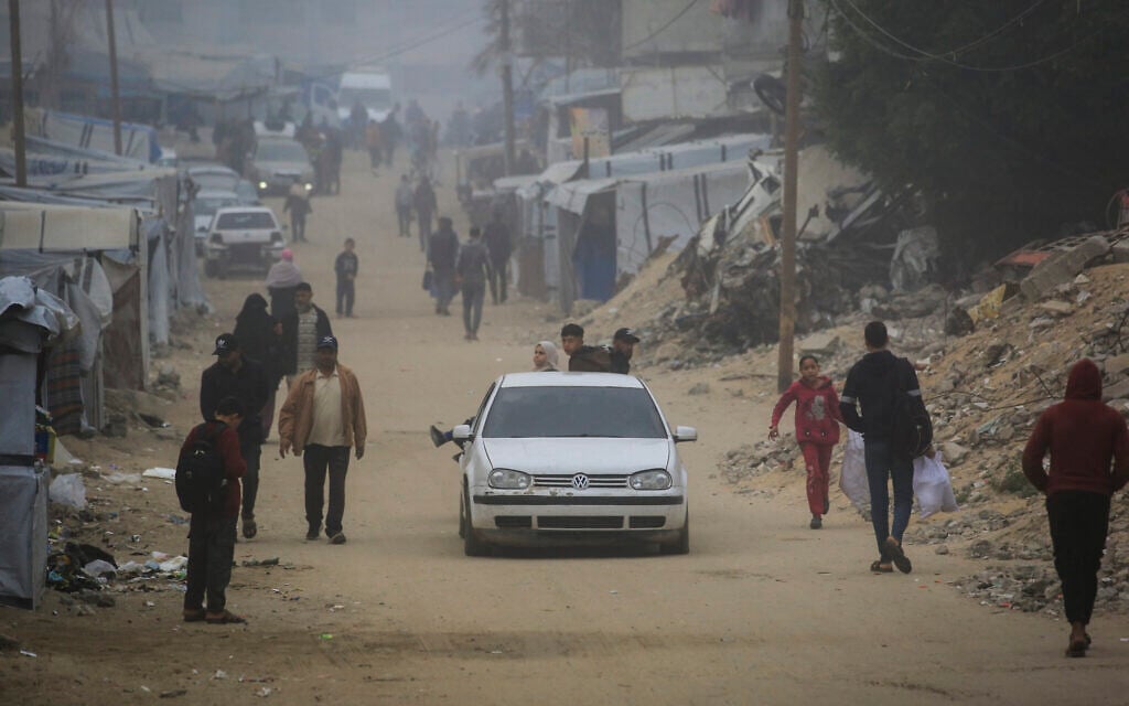 Palestinians in Khan Younis, in the southern Gaza Strip, on February 10, 2026 (BASHAR TALEB / AFP) Palestinians in Khan Younis, in the southern Gaza Strip, on February 10, 2026 (BASHAR TALEB / AFP)