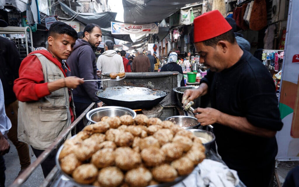 Palestinian street vendors make falafels in Gaza City's Zawiya market on February 18, 2026, on the first days of the Muslim holy month of Ramadan. (Omar AL-QATTAA / AFP)